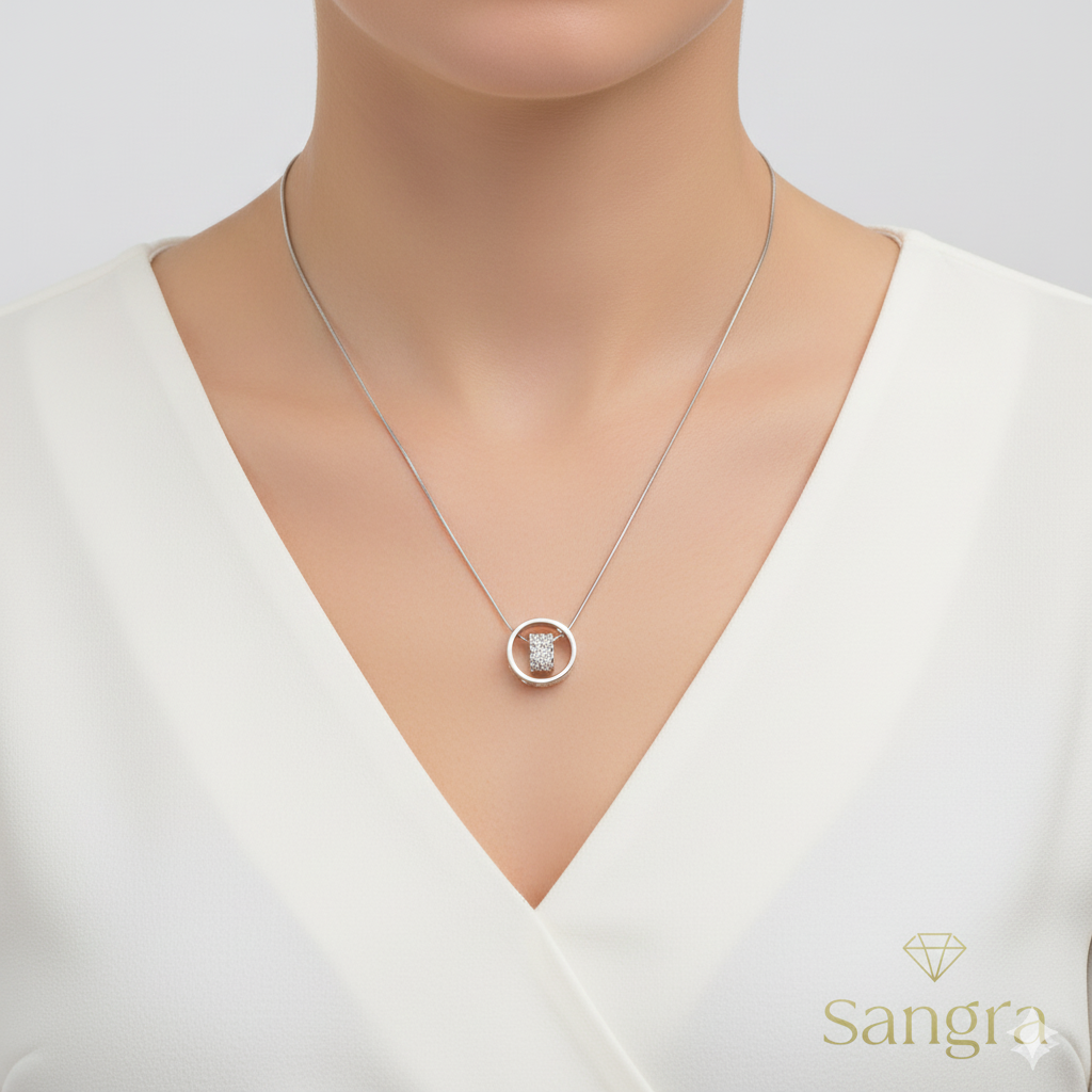 Collana "Sangra" in Acciaio Inossidabile con Pendente a Cerchio, Cuori Incisi e Pavé di Strass