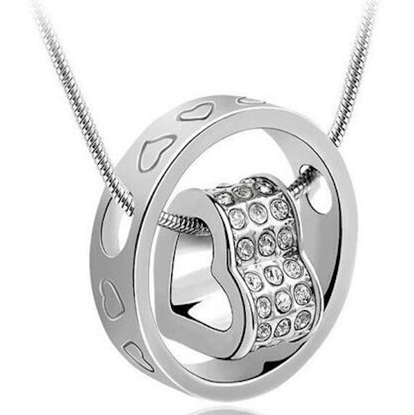 Collana "Sangra" in Acciaio Inossidabile con Pendente a Cerchio, Cuori Incisi e Pavé di Strass