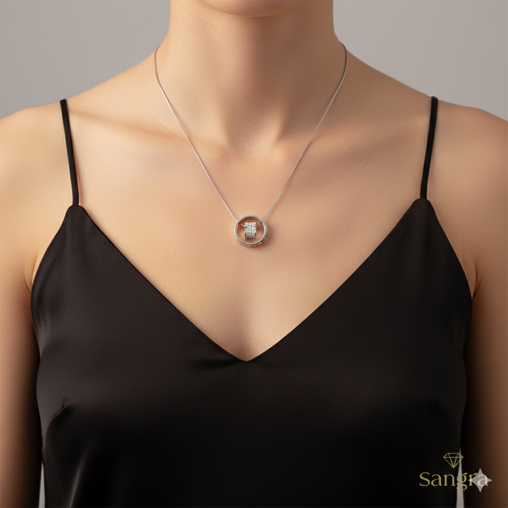 Collana "Sangra" in Acciaio Inossidabile con Pendente a Cerchio, Cuori Incisi e Pavé di Strass