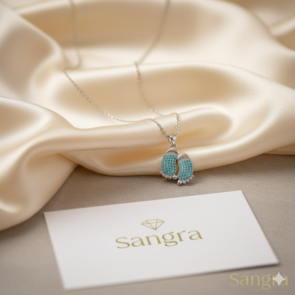 Collana Piedini Acciaio Inossidabile con Pavé di Strass Azzurri – Regalo Nascita e Maternità