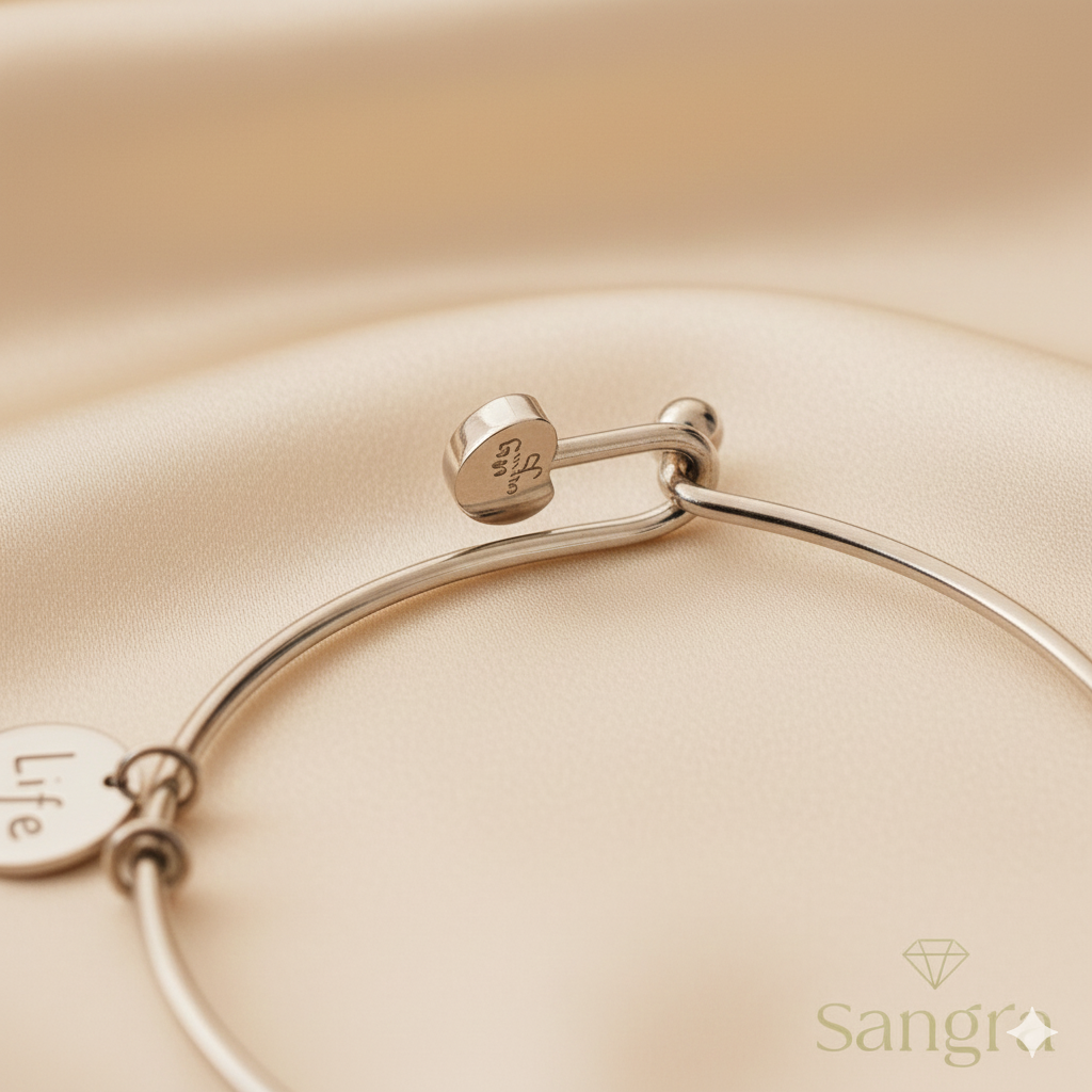 Bracciale Donna in Acciaio Rigido con Cuore Inciso "Una Sorella è un'Amica per Sempre"