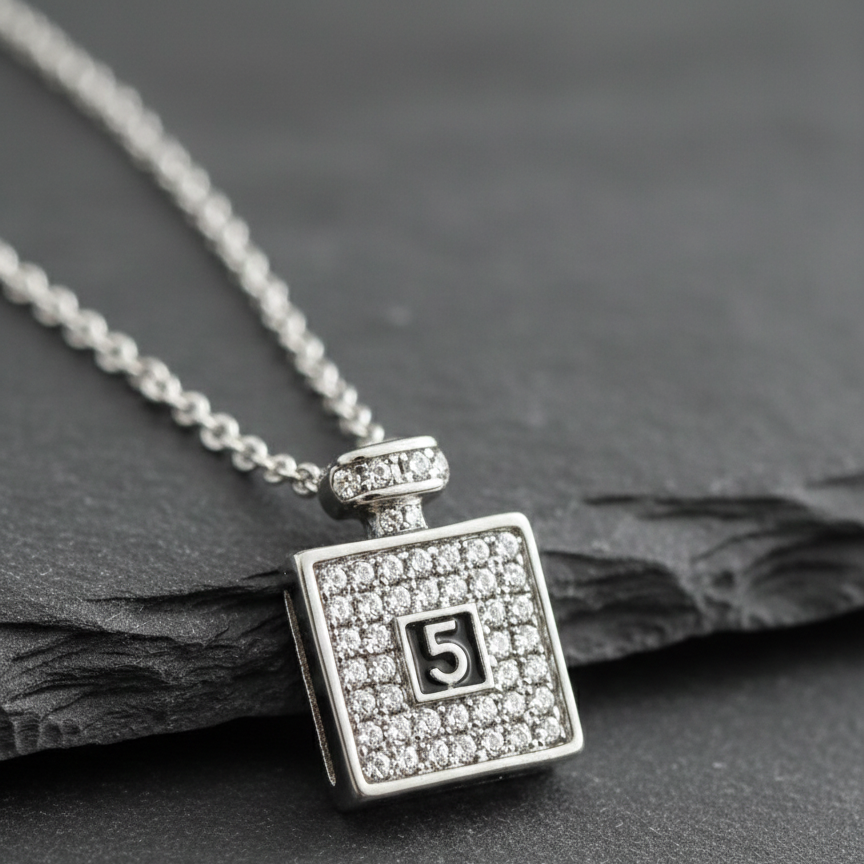 Collana Donna in Acciaio con Pendente "Iconic Bottle" in Pavé di Diamanti e Dettaglio Nero