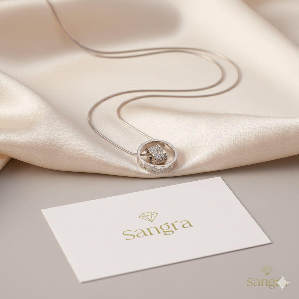 Collana "Sangra" in Acciaio Inossidabile con Pendente a Cerchio, Cuori Incisi e Pavé di Strass