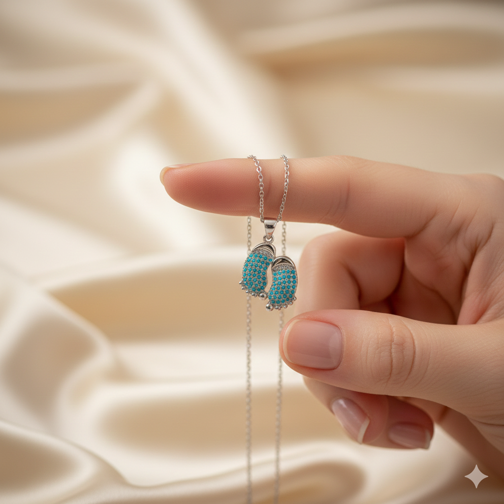 Collana Piedini Acciaio Inossidabile con Pavé di Strass Azzurri – Regalo Nascita e Maternità